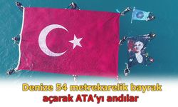 Antalyaada öğrenciler Atatürkaü denizde andı