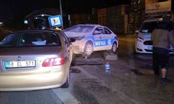 Otomobil yol kenarındaki polis oto maketine çarptı: 2 yaralı