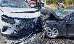 Antalya’da feci kaza! İki araç kafa kafaya çarpıştı: 7 yaralı