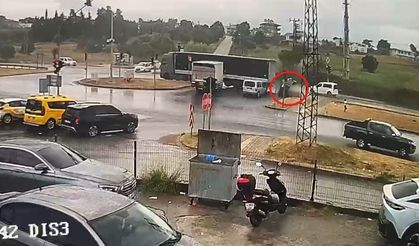 Antalya'da tırın otomobili sürükleyip takla attırdığı anlar kamerada: 3 yaralı