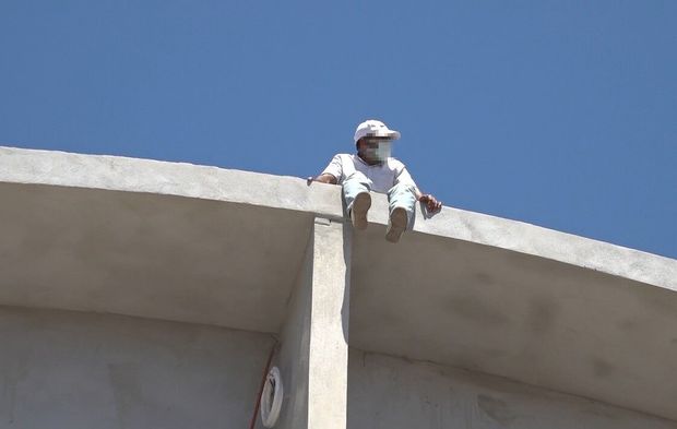 Alanya'da çatıya çıktı: İntihara kalkıştı