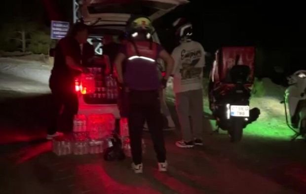 Alanya’da motokuryeler ekiplere malzeme yardımı için seferber oldu