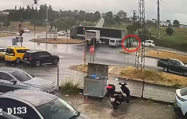 Antalya'da tırın otomobili sürükleyip takla attırdığı anlar kamerada: 3 yaralı