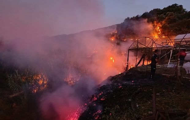Kumluca'da iki ayrı noktada çıkan yangınlar büyümeden söndürüldü