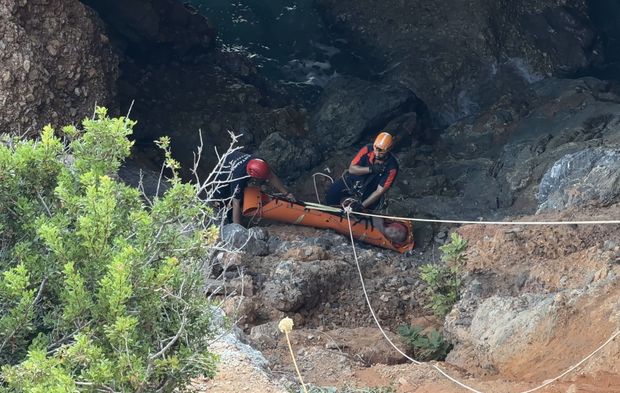 Alanya'da deniz keyfi hastanede bitti: Kayalıklarda mahsur kaldı