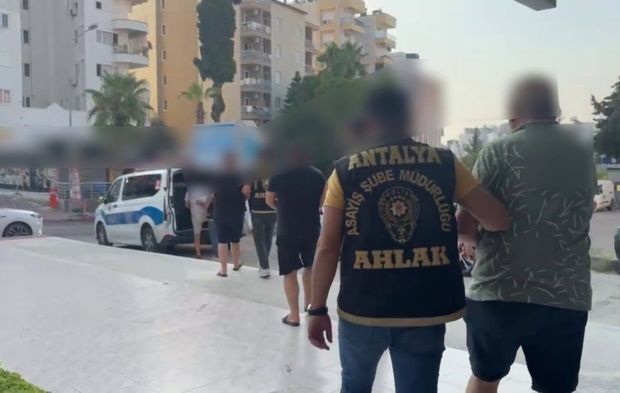 Antalya'da fuhuş operasyonu: 5 kişi yakalandı, 14 kadın kurtarıldı