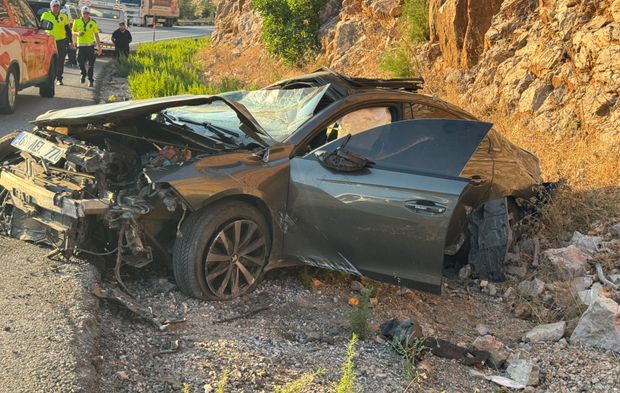 Akseki'de can pazarı: Otomobil takla attı anne hayatını kaybetti