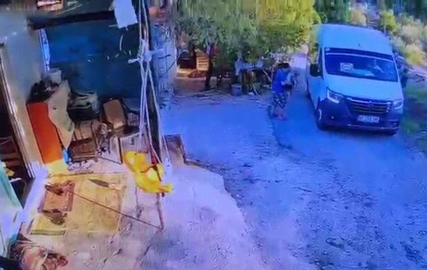 Antalya'da bir baba geri manevra yaparken oğlunu ezdi!