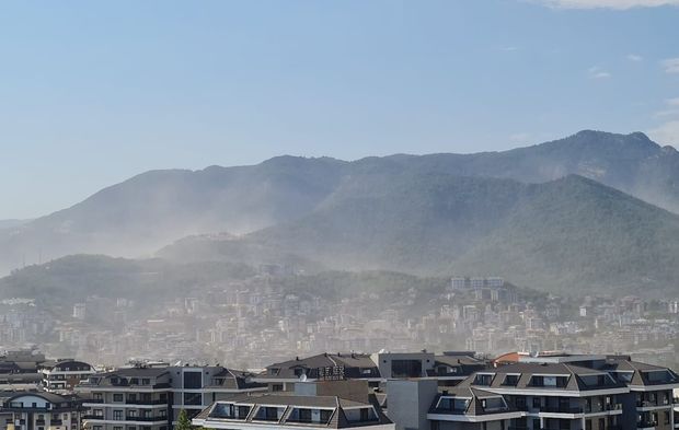 Alanya’da toz bulutu etkili oldu: Kentin üzeri gri tabakayla kaplandı