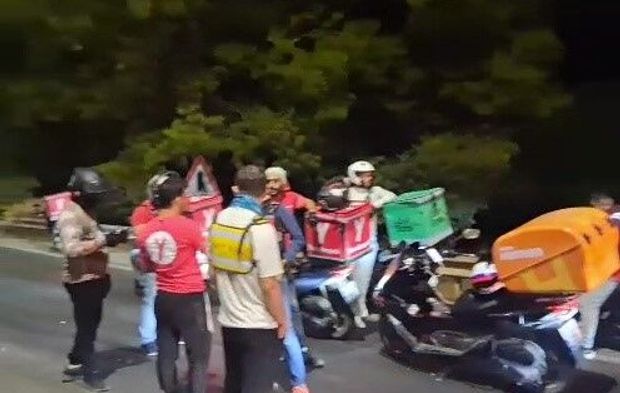 Antalya’da Motokurye seferberliği: Yangına destek oldular