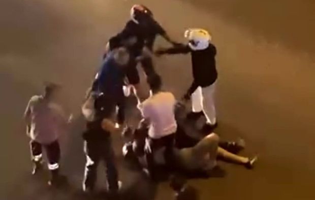Antalya'da cadde ortasında genç motosikletliyi döverek hastanelik ettiler