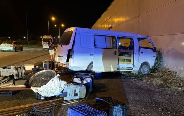 Antalya'da panelvan kontrolden çıkarak seraya daldı