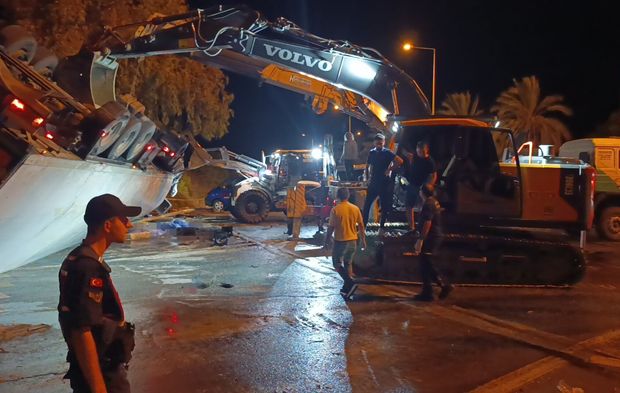 Manavgat-Alanya yolunda can pazarı: TIR'ın altında kaldılar