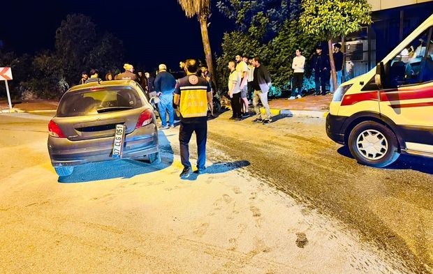Antalya'da otomobil palmiyeye çarptı: 2 yaralı