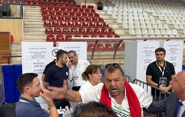 ALTSO seçimindeki gergin anlar VİDEODA! Seçim kurulunun üstüne yürüdüler