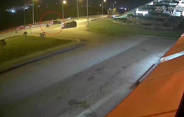 Kontrolsüz dönen otomobil motosiklete çarptı: 1 yaralı