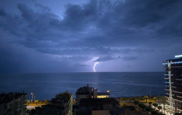 Alanya'da şimşekler geceyi gündüze çevirdi