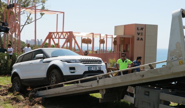 Antalya'da ilginç olay: Lüks cipi barikat yaptı