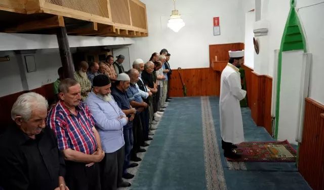 Cami inşaatı yarım kalınca vatandaşlar kilisede namaz kıldı