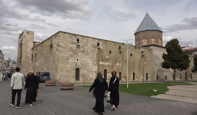 Antalya'yı fethetmişti... Önünden geçen binlerce kişi ona ait olduğunu bilmiyor