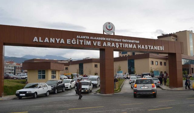 Alanya'da otomobile çarpan motosiklet sürücüsü hastanelik oldu