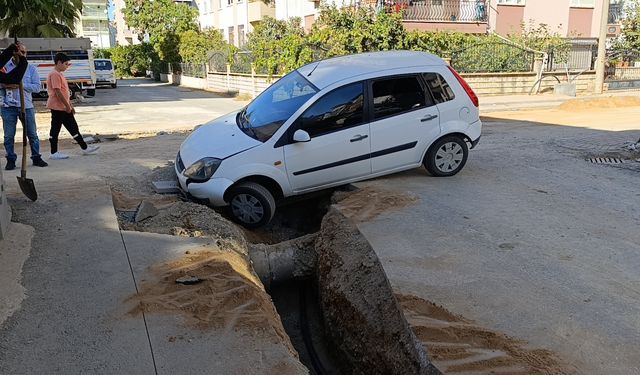 Manavgat'ta otomobil kazılan çukura girdi