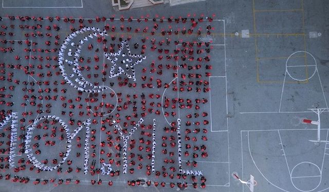 Alanya'da öğrencilerden 101 çiçekle ay yıldızlı koreografi