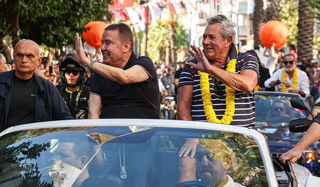 Altın Portakal'da gelenek bozulmadı: Antalya caddeleri şenlendi