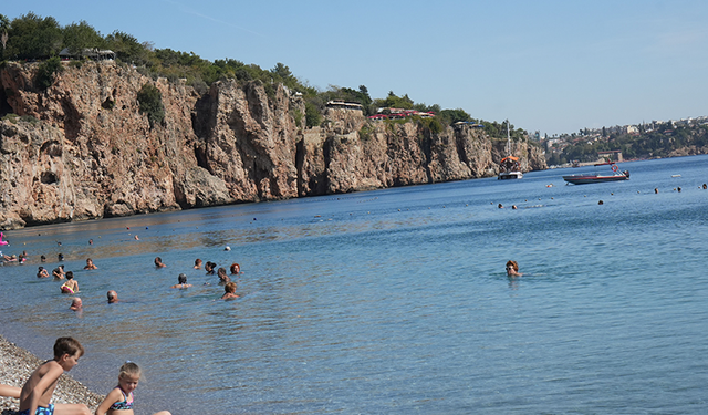 Antalya'da hava bir öyle bir böyle! Herkes şaşkına döndü