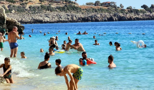 Havalar güzel gidince, Antalya'da tatil uzadı