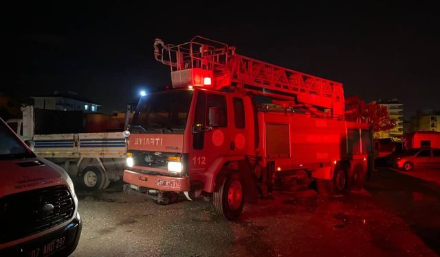 Belediyenin deposunda yangın paniği: Bekçi son anda fark etti