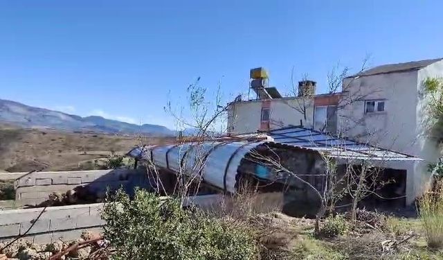 Şiddetli rüzgar Antalya'yı vurdu: Depoların çatısı uçtu