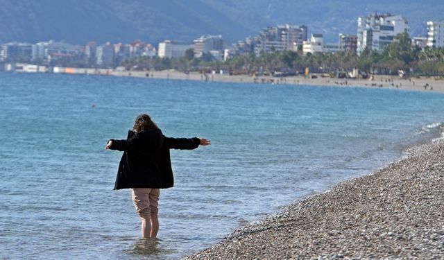 Hava sıcaklığı birden düştü! Antalya'da montlarıyla denize girdiler