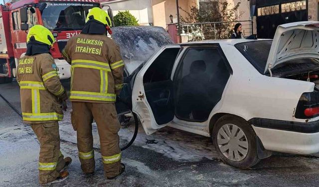 Trafik ışıklarında bekleyen otomobil bir anda alev aldı