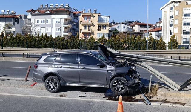 Antalya-Alanya yolunda otomobile çarpmak istemedi, bariyere saplandı