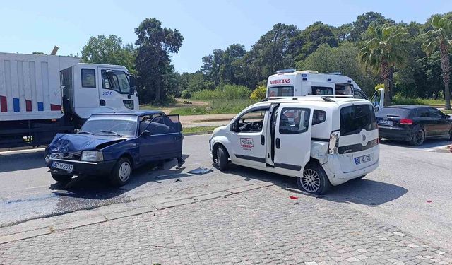 Manavgat'ta öndeki araca çarptı, sürücü yaralandı