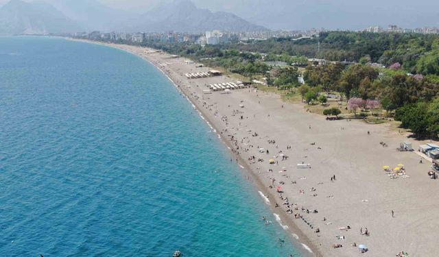 Antalyalılar güneşin ve denizin tadını çıkardı