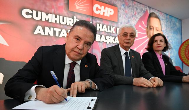 Başkan Böcek Antalya'da ilk imzayı attı