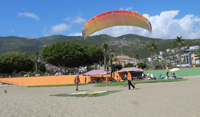 Dünya Yamaç Paraşütü Hedef Şampiyonası, Alanya'da başladı