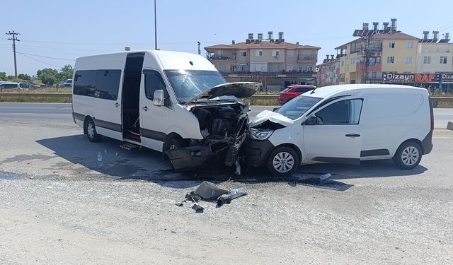 Antalya'da tur aracının karıştığı kazada 6 kişi yaralandı