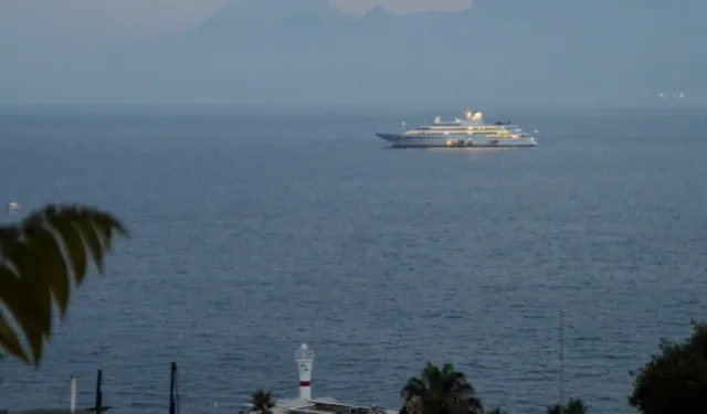 Devasa yat Antalya açıklarına demirledi