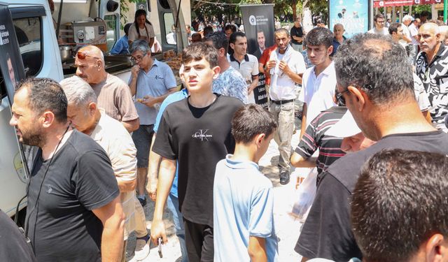 Antalya'da Ferdi Zeyrek'in anısına lokma dağıtıldı