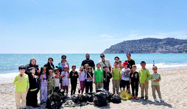 Alanya sahillerinde öğrencilerden örnek temizlik