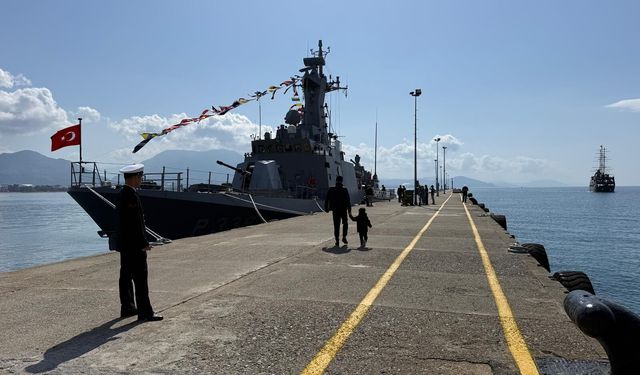 Alanya'da savaş gemisi ziyarete açıldı