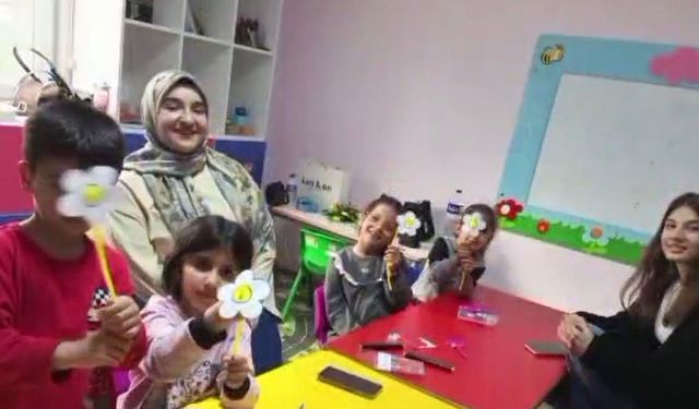 Alanya'da üniversiteli gençlerden minik öğrencilere ziyaret