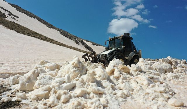 Gazipaşa'da 4 metrelik kar engeli! Yayla yollarını kapattı