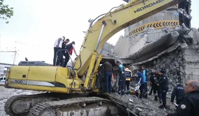 Deprem bölgesinde enkazın altında kaldı