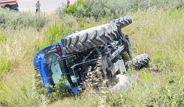 Devrilen traktörden son dakika kurtuldu: Ölüm ile burun buruna geldi