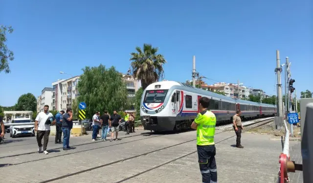 İzmir'de trenin altında kaldı: Olay yeri tıklım tıklım