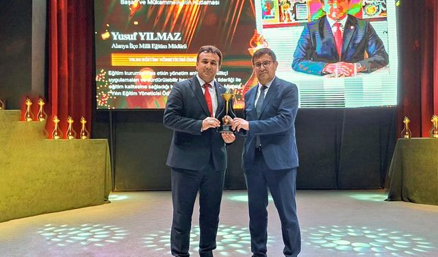 Alanya Milli Eğitim Müdürü'ne ‘Yılın Eğitim Yöneticisi’ ödülü